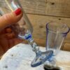 www.queensbrocanteboutique.nl gekleurdglas blauwglas champagne flute vintage curiosa brocante webwinkel