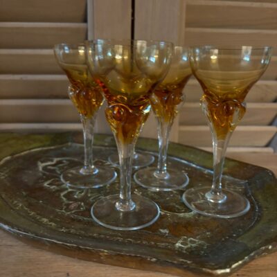 www.queensbrocanteboutique.nl webwinkel brocante vintage curiosa gekleurdglas likeurglaasjes oker