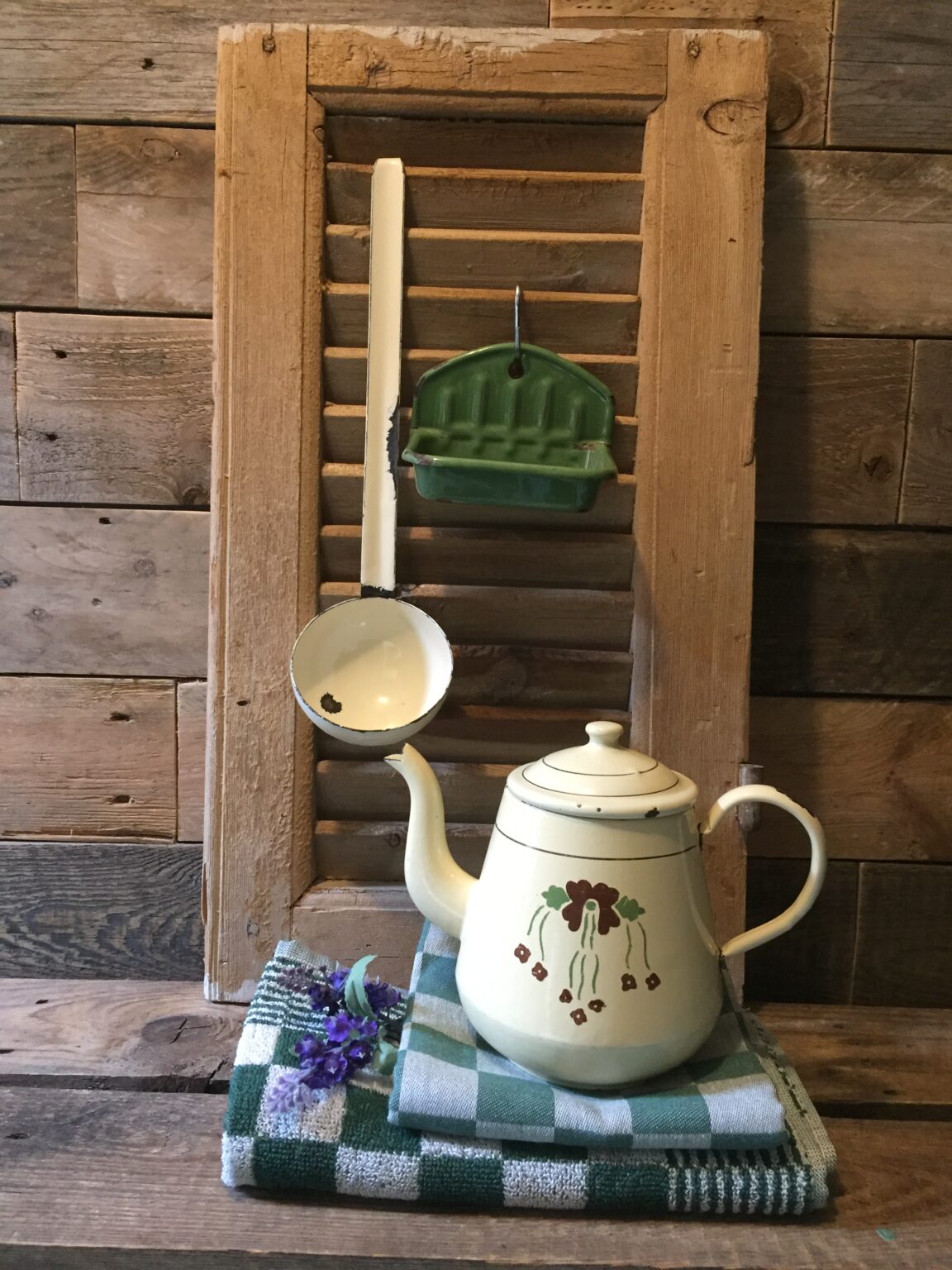 Queens Brocante Boutique Emaille Theepot