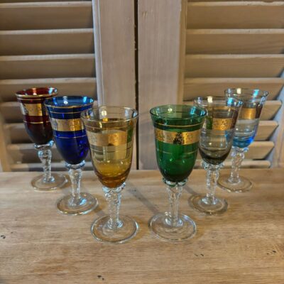 www.queensbrocanteboutique.nl webwinkel brocante vintage curiosa portglaasjes gekleurd glas cadeaubon