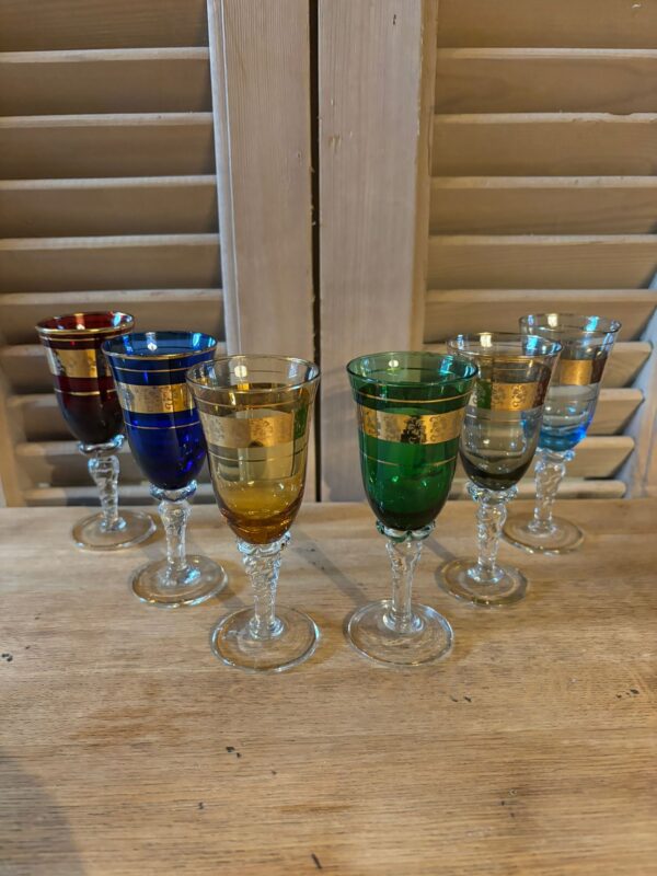 www.queensbrocanteboutique.nl webwinkel brocante vintage curiosa portglaasjes gekleurd glas cadeaubon