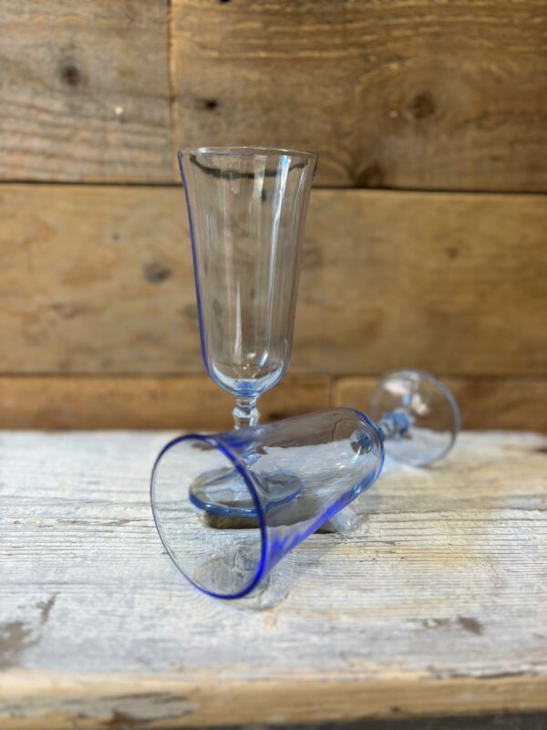 www.queensbrocanteboutique.nl gekleurdglas blauwglas champagneflute vintage brocante curiosa webwinkel